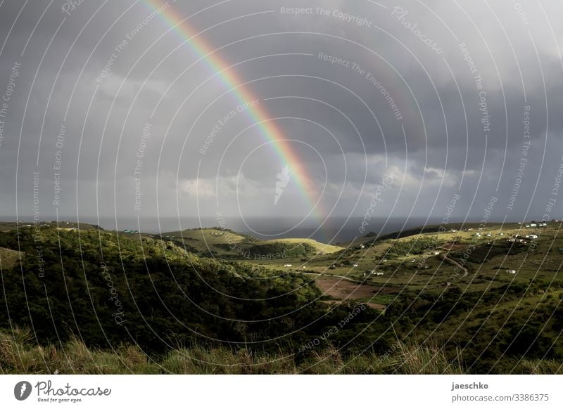 Regenbogen über Hügeln an der Wild Coast in Südafrika Hügellandschaft coast Küste Ferien & Urlaub & Reisen Tourismus Natur Licht Sonne Coffee Bay Wetter Ferne