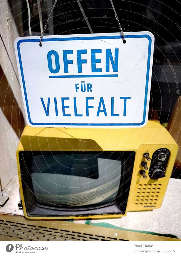 Plakat und Fernseher im Schaufenster Fernseher, Fernsehen Licht Antenne städtisch, Großstadt Unterhaltungselektronik