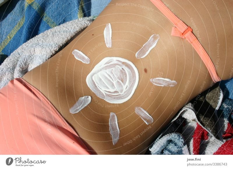 Rücken eines Mädchens im Bikini mit Sonne aus Sonnencreme Sommer Strand Schwimmbad Urlaubsfoto Ferien Meer gutes Wetter braungebrannt strandtuch Haut Leberfleck