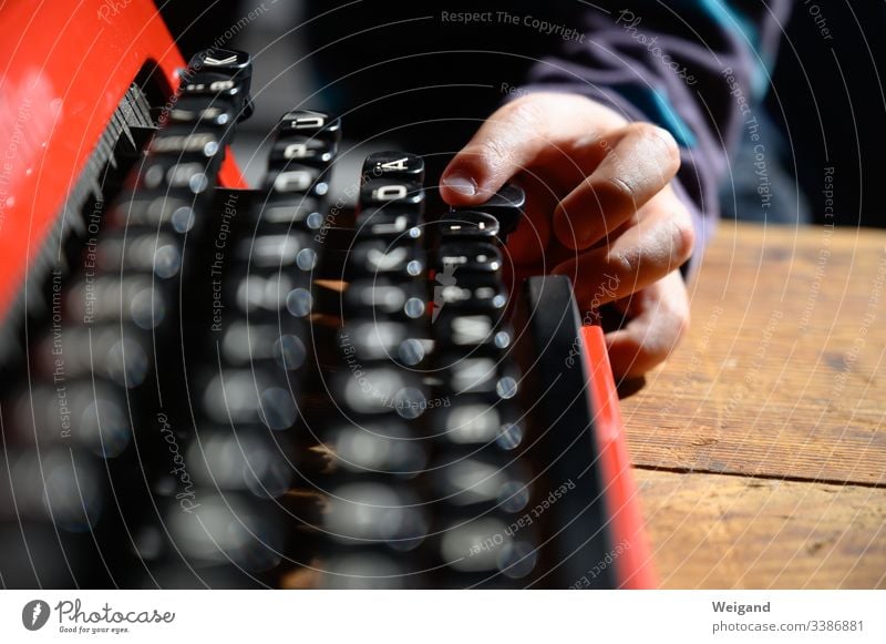 Schreibmaschine tastenanschlag Taste Alphabet Buchstaben schreiben Kind lernen drücken Büro Literatur Farbfoto Bildung Text