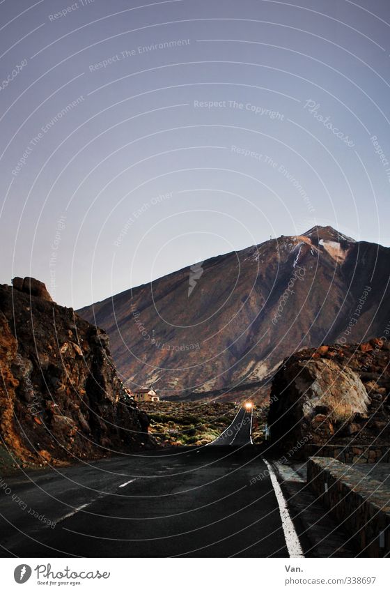 Teide IV Natur Landschaft Erde Himmel Wolkenloser Himmel Felsen Berge u. Gebirge Gipfel Vulkan Straße PKW dunkel blau Stein Farbfoto Gedeckte Farben