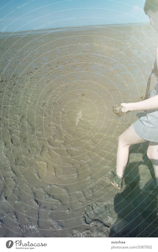 teenager im wattenmeer Teenager Mädchen junge Frau Anschnitt Schlamm Matsch Wattenmeer Schlick Nordsee Meer Ebbe Flut Wattwanderung dreckig Schmutz Horizont