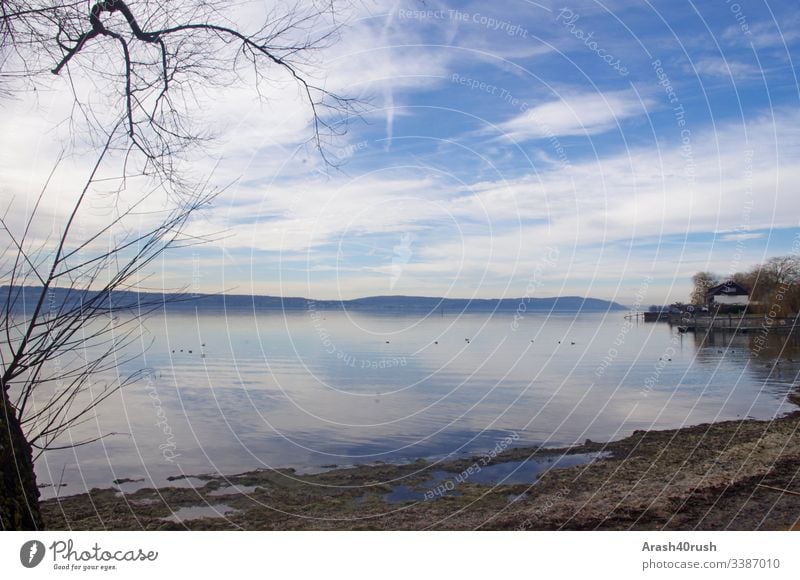 Blauer Himmel mit Schleierwolken und schöner See schöne Aussicht Weiß klare Sicht