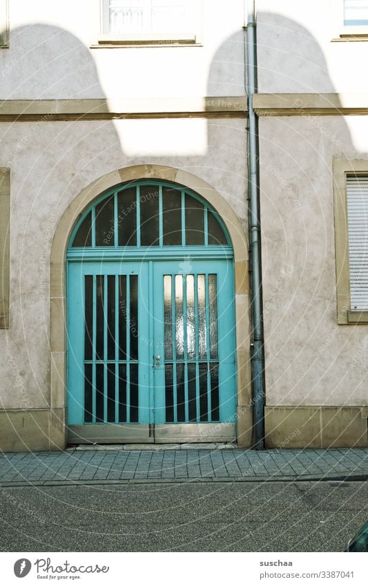 eingangstor an öffentlicher straße Tor Eingang Tür Ausgang Durchgang Detailaufnahme Haus Hauswand Gebäude Wand Menschenleer alt Fassade Fenster Bauwerk Gehweg