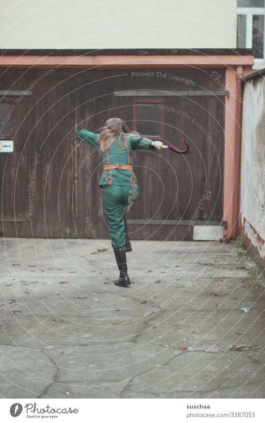 teenager steht vor mauer mit uniform und hammer in der hand Fotochallenge Jugendliche Teenager Uniform Werkzeug Kostüm Verkleidung Karneval Fasching skurril