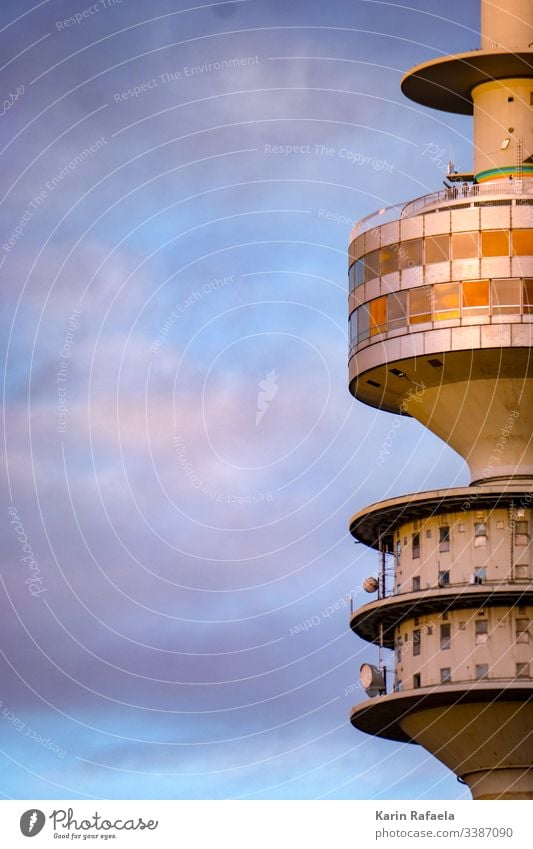 Olympiaturm München Architektur Himmel Farbfoto Olympiapark Außenaufnahme Wahrzeichen Turm Tag hoch Sehenswürdigkeit Stadt Fernsehturm Bauwerk Tourismus