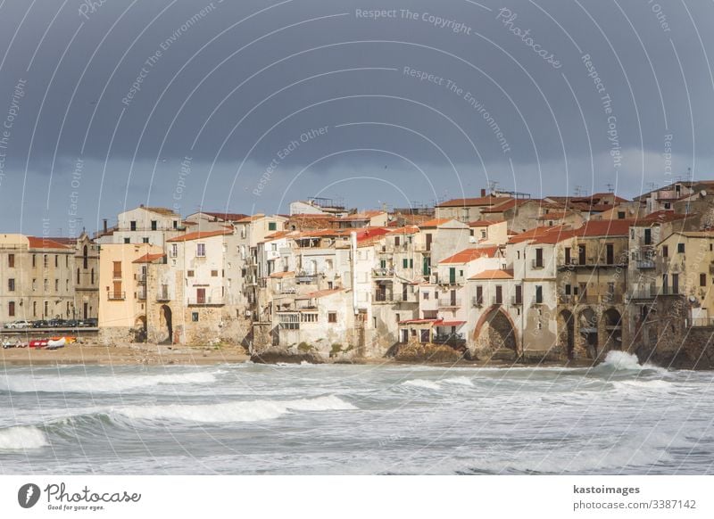 Die europäische Küstenstadt Cefalu in Sizilien, Italien. blau mediterran Dorf MEER Fischer Himmel Tourismus Urlaub Ansicht Wasser cefalu allein traditionell