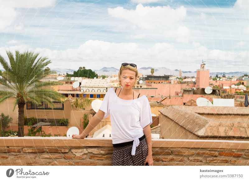 Frau bewundert die traditionelle marokkanische Architektur in einem der Paläste in der Medina von Marrakesch, Marokko. reisen Tourismus Afrika Menschen Mädchen