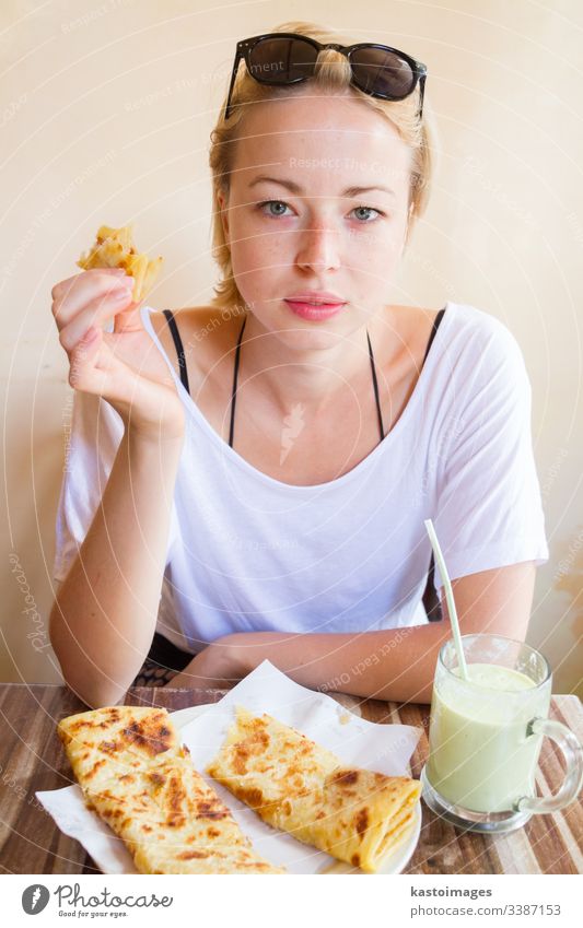 Frau isst traditionelles marokkanisches Frühstück in einem Café. Lebensmittel trinken Reisender Marokkaner Marokko Pfannkuchen Milchshake Avocado geschmackvoll