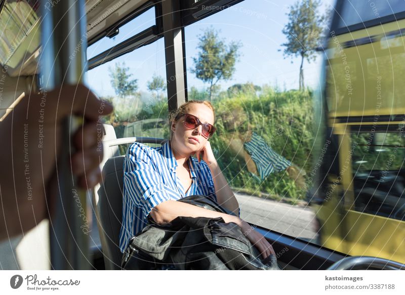 Porträt einer müden Frau, die im Bus schläft. Passagier schlafen Mittagsschlaf Pendler Arbeitsweg Mädchen Transport im Inneren Reise Menschen Person Tourismus