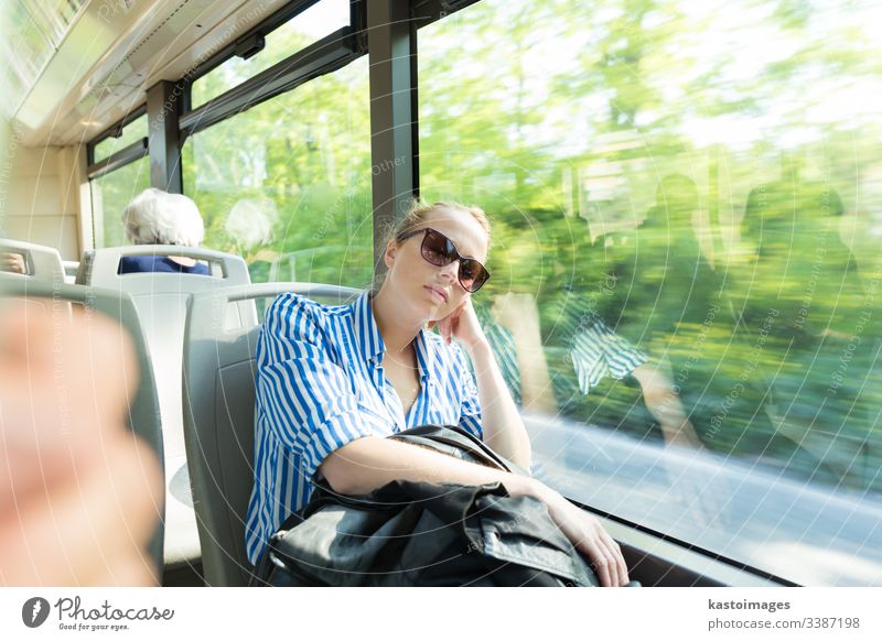 Porträt einer müden Frau, die im Bus schläft. Passagier schlafen Mittagsschlaf Pendler Arbeitsweg Mädchen Transport im Inneren Reise Menschen Person Tourismus