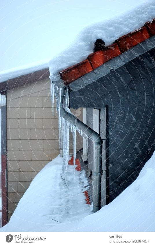 Eiszapfen an Dachrinne an Gaube an Haus Harz Winter, Schnee Spitz Dachlawine Dachziegel, Depression Einsamkeit Wandverkleidung, Schiefer, Eternit Sondermüll