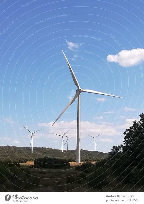 Windgeneratoren auf dem Berg mit blauem Himmel industriell Umwelt kampfstark konservieren Konzept übersichtlich malerisch Turbine ländlich Vorrat windig Klingen