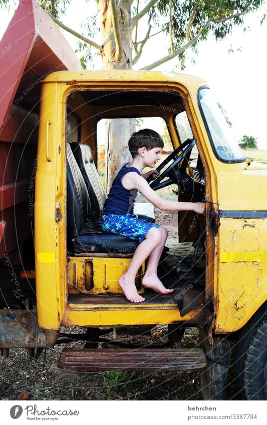 lost places | in meinem traum kann ich mit ihm um die welt fahren konzentriert aufmerksam neugierig Familie Fröhlichkeit Licht niedlich Neugier Sohn Glück