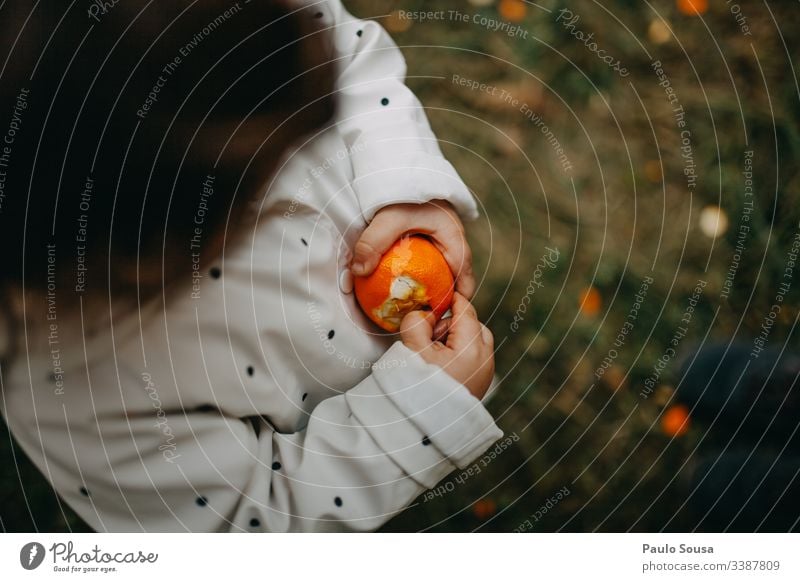 Kind schält Orange orange Orangenhaut Vitamin Vitamin C Frische Frucht Farbfoto Gesundheit Lebensmittel Ernährung Bioprodukte Hand Gesunde Ernährung