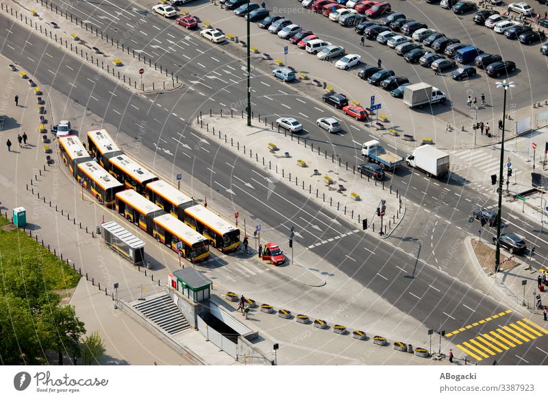 Mehrspurige Straße, Busbahnhof und Parkplatz in Warschau, Polen, Blick von oben Fahrzeug urban Großstadt Öffentlich Verkehr Transport Infrastruktur Überfahrt