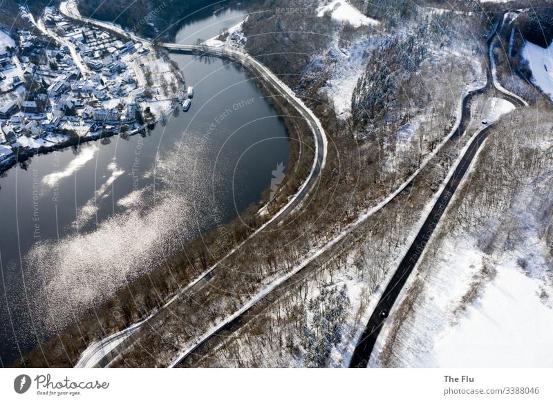 Rursee in der Eifel im Winter See Straße Serpentinen Schnee Landschaft kalt Frost Baum Natur Wasser Seeufer Wald Gedeckte Farben weiß Menschenleer ruhig