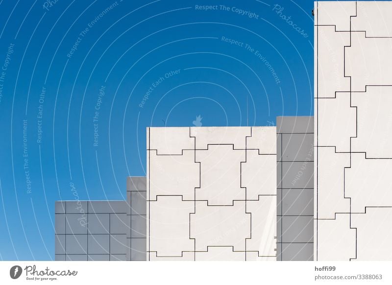 abstraktes Fassadenmuster gegen tiefblauen Himmel Fassadenverkleidung Moderne Architektur Urbanisierung Muster modern Detailaufnahme Gebäude Blauer Himmel