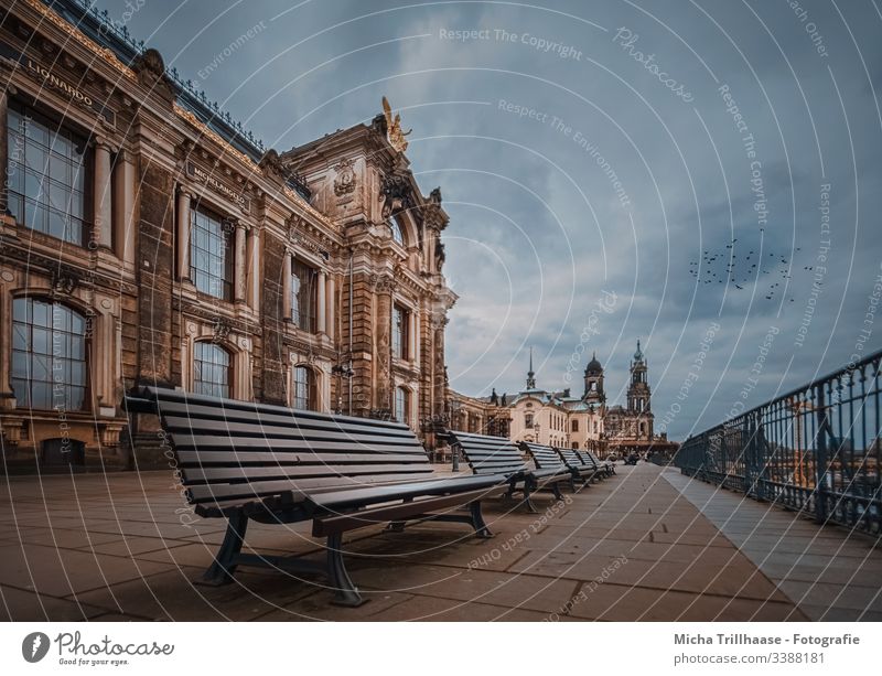 Elbterrassen Dresden Sachsen Hauptstadt Architektur Gebäude Türme Weltkulturerbe Bänke Fassade Fenster Geländer Tourismus reisen Stadt Städtereise besichtigen