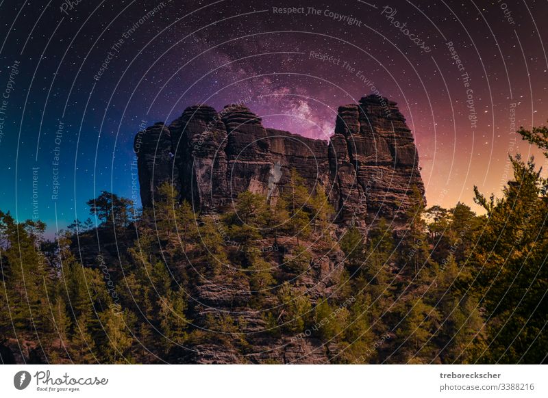 Sandsteinfelsformation die Lokomotive in der Sächsischen Schweiz bei Nacht, Astrokomposition Felsen reisen Tourismus Formation Landschaft Park Europa Ansicht