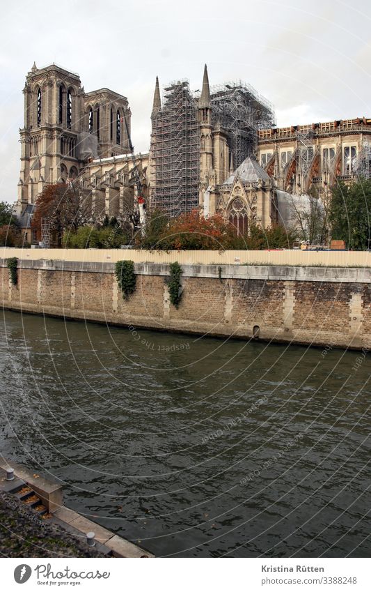 notre-dame mit gerüst notre-dame de paris notre dame kathedrale historisch gotisch architektur großbrand verbrannt zerstört brandschäden beschädigt dachstuhl