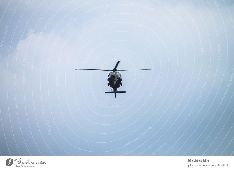 Militärhubschrauber Hubschrauber Luftverkehr Himmel horizontal Klarer Himmel Europa Chopper heli blau übungsflug tiefflug Schatten Schweben Flughafen fliegen