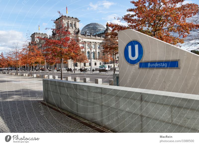 U-Bahn zum Bundestag Underground Untergrund Station Haltestelle Reichstag Berlin Deutschland Niemand Textfreiraum Himmel Blau Wolkenformation