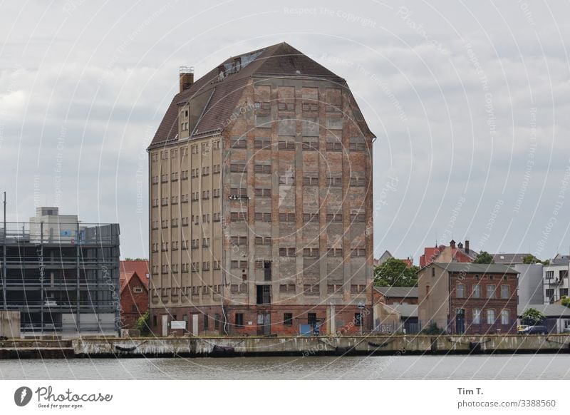 Stralsund Speicher Hafen Farbfoto Außenaufnahme Stadt Haus Gebäude Architektur Tag Menschenleer Bauwerk Hafenstadt Fassade Zentralperspektive Mauer Fenster alt