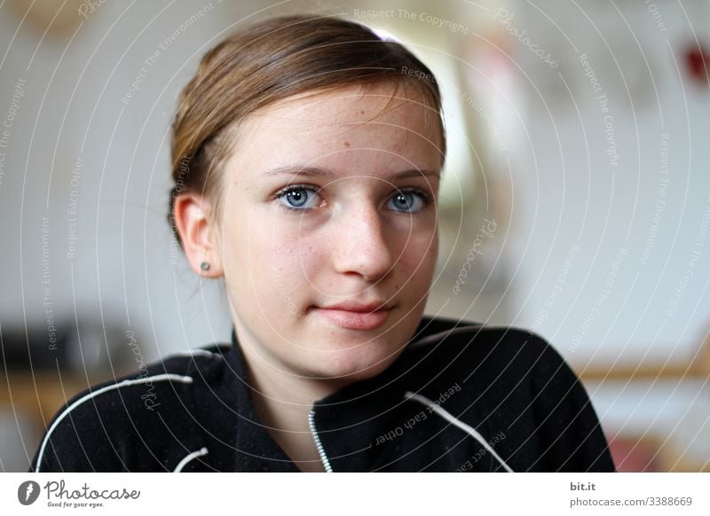 Das Mädchen mit den blauen Augen ist keineswegs so streng, wie ihr akkurater Scheitel. Blick in die Kamera Porträt Tag Innenaufnahme Farbfoto Tagträumer