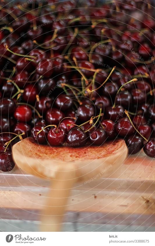 Gesundheit I durch Vitamine der Kirschen Obst Früchte rot gesund Verkauf Markt frisch Lebensmittel lecker süß Ernährung saftig Gesunde Ernährung reif natürlich