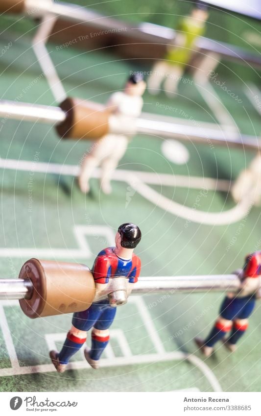 Tischfussball-Bild im geschlossenen Rahmen in der Halle. Tischfußball Futbolin Sport Fußball Barfußball niemand Spielzeug alt Holz Metall Spaß Tor Wettbewerber