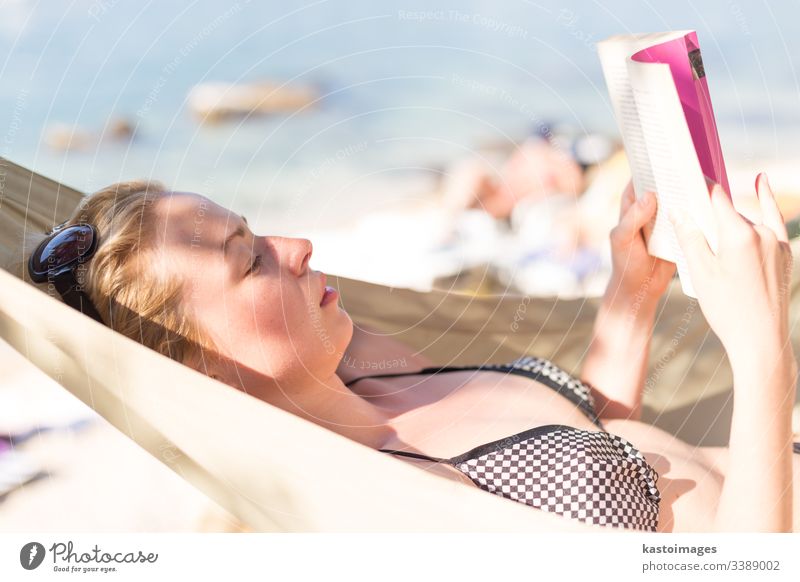 Frau liest Buch in Hängematte am Strand Urlaub Tag lesen sich[Akk] entspannen jung Roman Erholung ruhen Sommer Freizeit Lügen menschlich idyllisch Person Resort