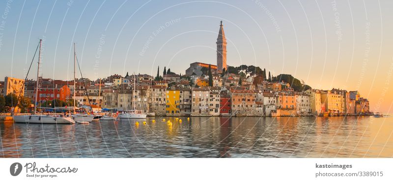 Farbenfroher Sonnenuntergang der Stadt Rovinj, kroatischer Fischereihafen an der Westküste der istrischen Halbinsel. Kroatien adriatisch MEER Europa reisen