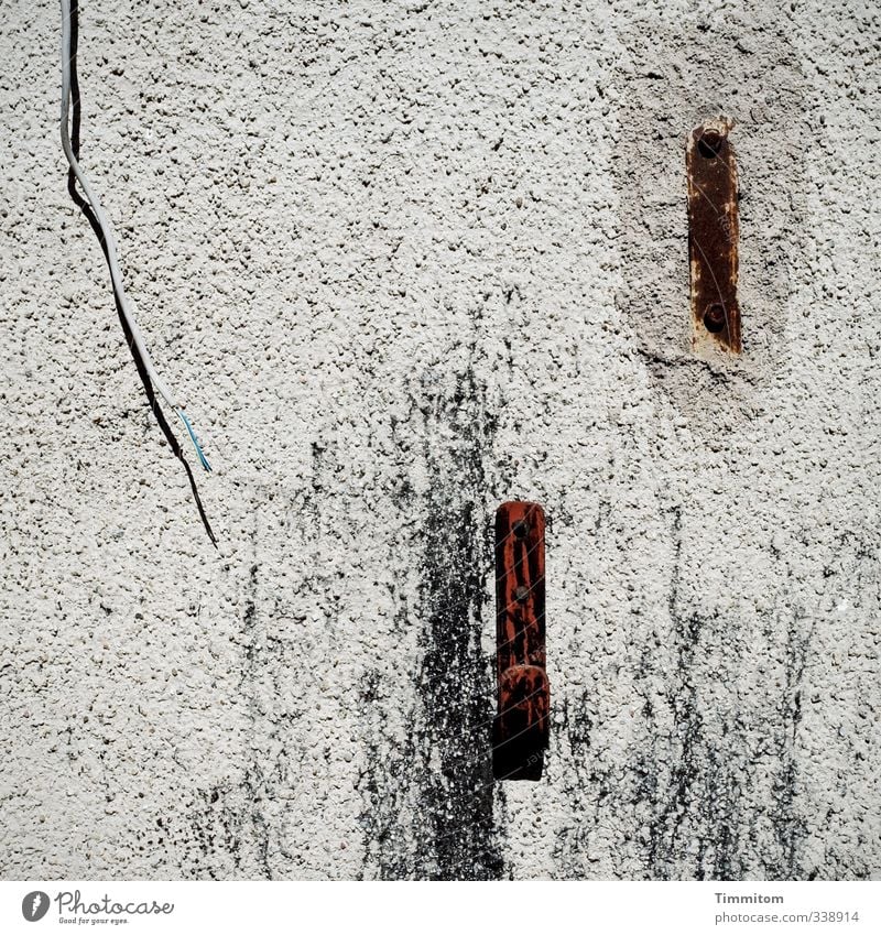 Wandschmuck. Kabel Mauer Haken Metall Kunststoff grau Schatten Rost Putz Spuren Farbfoto Gedeckte Farben Außenaufnahme Menschenleer Textfreiraum oben Tag