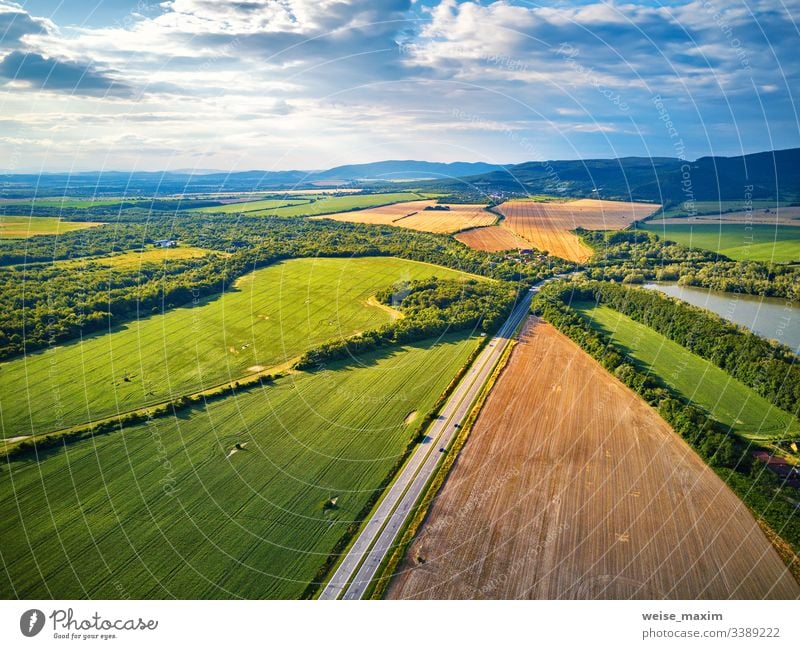 Sommerlandschaft mit Feldern, Wiesen, See und Bergen. Luftaufnahme Wasser Berge u. Gebirge Antenne Slowakische Republik Panorama alpin Tatra Park Hügel