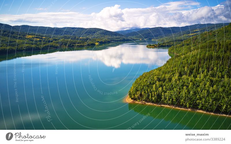 Spiegelung von Himmel, Wolken, Wald und Bergen im Wasser. Sommerlandschaft mit See und Bergwald Berge u. Gebirge Antenne Slowakische Republik