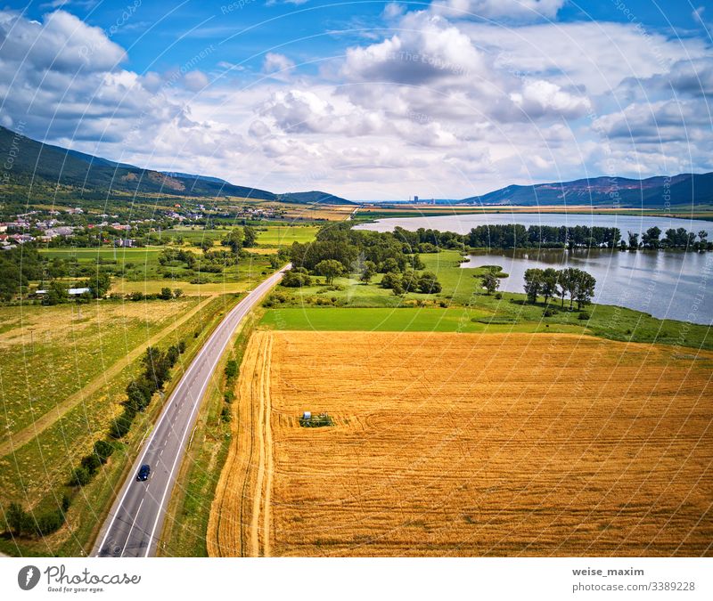 Sommerlandschaft mit Feldern, Wiesen, See und Bergen. Straße am Seeufer Wasser Berge u. Gebirge Antenne Slowakische Republik Panorama alpin Tatra Park Hügel