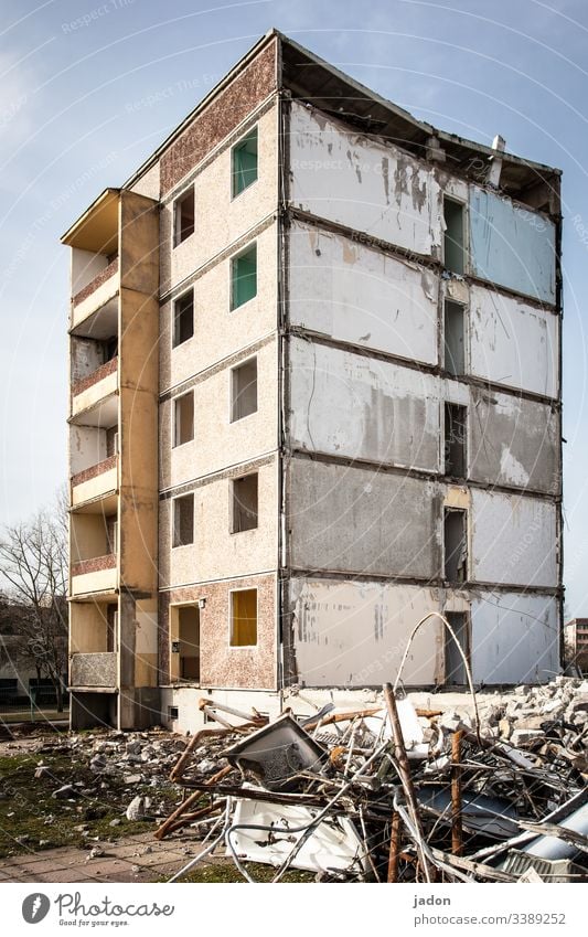 einstürzende plattenbauten. Abrissgebäude Plattenbau Demontage Außenaufnahme Zerstörung Haus Baustelle Menschenleer Farbfoto mehrgeschossiges Gebäude