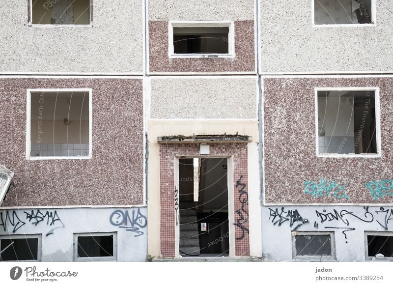 ausgedient. Hauseingang Plattenbau Architektur Fassade Gebäude Fenster DDR Beton Stadt Abriss Wohnung Häusliches Leben Wand Bauwerk Menschenleer Außenaufnahme