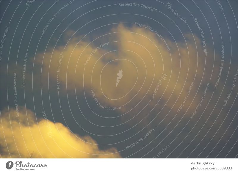 Individueller farbiger blauer und gelber Himmel mit Cumulus Wolken und einer dämmerigen Anmutung, expressionistische Farbgebung Luftraum Meteorologie Umwelt