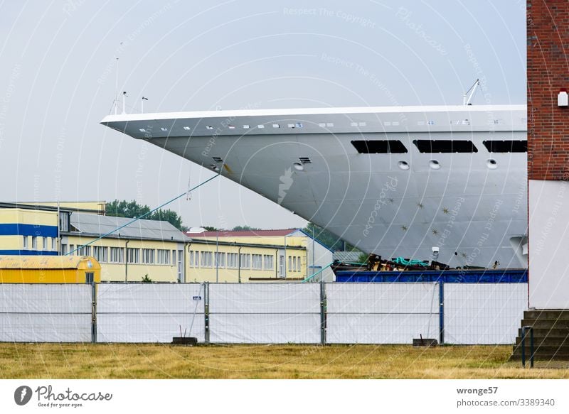 Bug eines in der Werft liegenden Schiffes Außenaufnahme Schifffahrt Menschenleer Farbfoto Tag maritim Hafen Sichtschutz Hafenbecken Textfreiraum oben