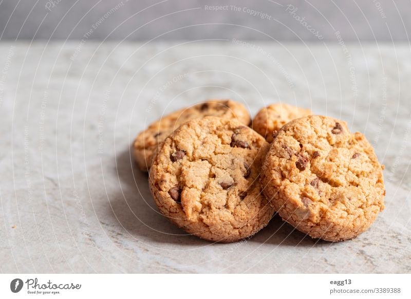 Frisch gebackene Kekse auf marmorierter Struktur appetitlich Bäckerei braun Kuchen Kalorien Chips Schokolade Nahaufnahme Komfort Koch Cookies Krümel