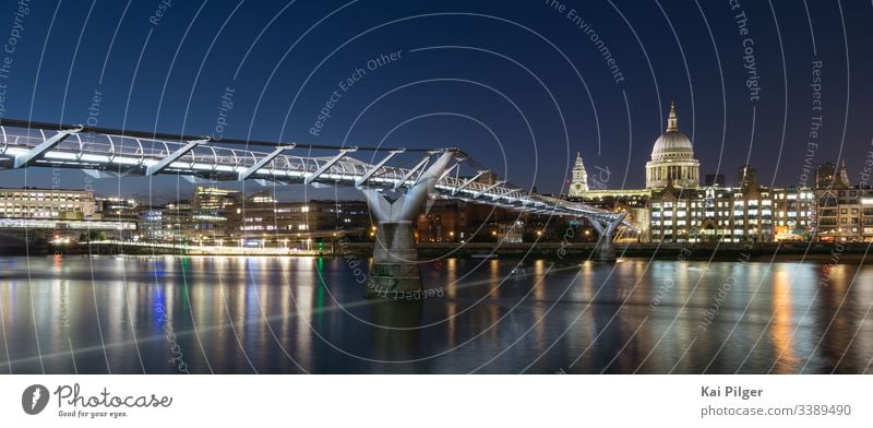 Lange Exposition der St. Paul's Cathedral und der Millennium Bridge bei Nacht antik anglikanisch Architektur britannien Briten Gebäude Kathedrale katholisch