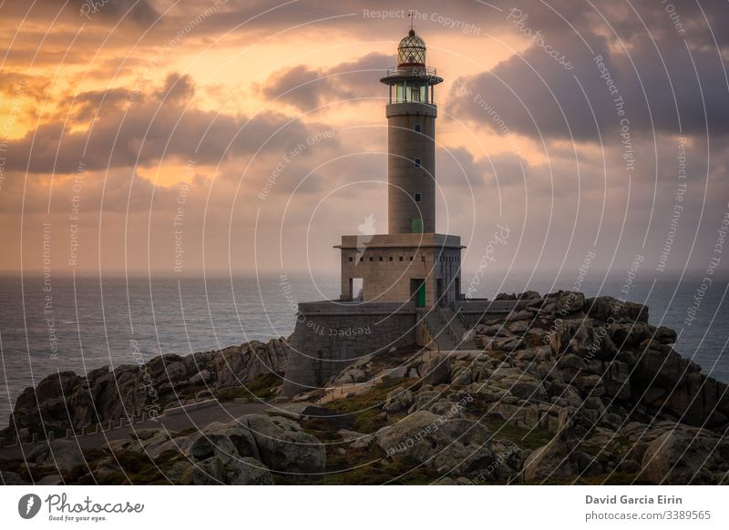 Leuchtturm Punta Nariga bei Sonnenuntergang. Malpica de Bergantiños, Galicien, Spanien. punta nariga Galicia malpica reisen Tourismus Leuchtfeuer Wahrzeichen