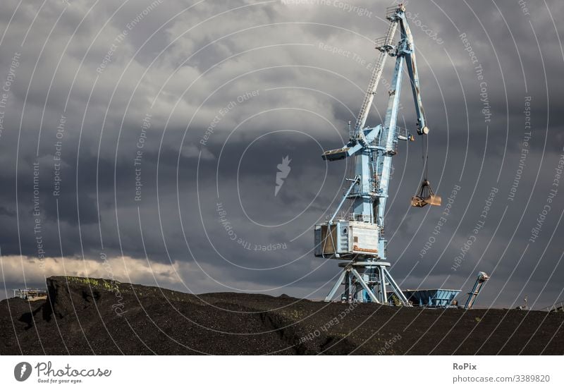 Historischer Hafenkran vor dramatischen Sturmwolken. Bagger Kran Pier lift Maschine Technik Mechanik machine Stahlbau Kohle Kohlekraftwerk Kohlehalde