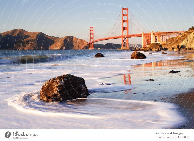 Golden Gate Bridge im Licht des späten Nachmittags, San Francisco, Kalifornien, USA. amerika Amerikaner Architektur Bucht Strand Großstadt Stadtbild Tiefbau