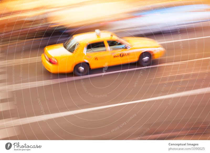 Gelbe Taxikabine in Bewegung, am Times Square, New York City, New York, USA. Aktion Amerikanische Kultur Auto Automobil verschwommene Bewegung Bus Kabine PKW