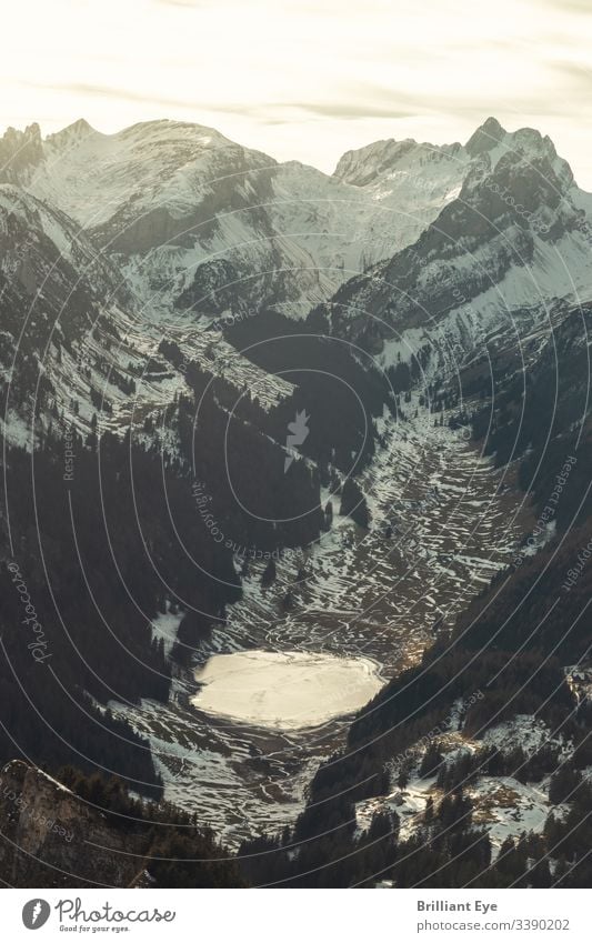 Der gefrorene Sämtisersee im Tal des Alpsteinmassivs in der Abendsonne Ansicht hoch Saison schön Fernweh malerisch Szene Berge u. Gebirge natürlich Europäer