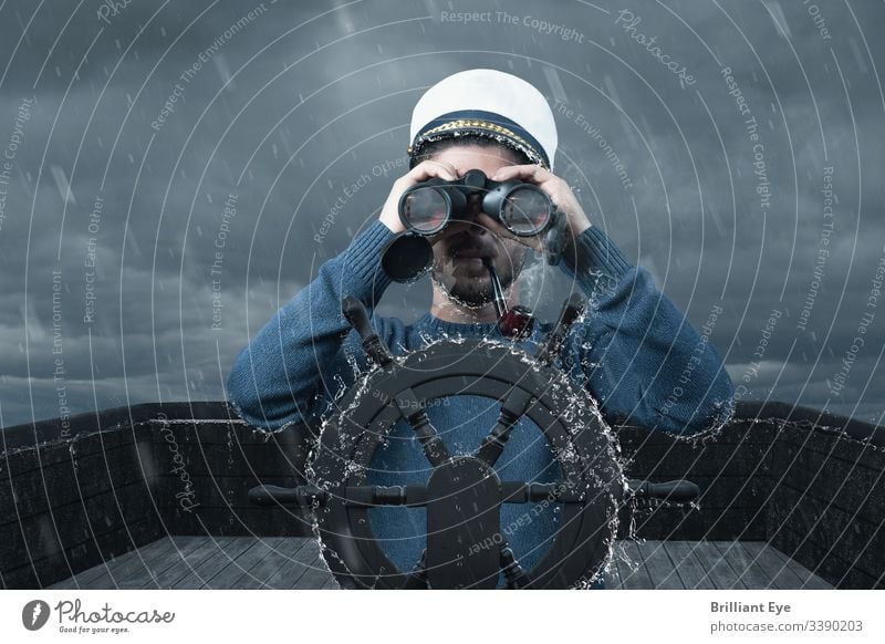 Steuermann mit Fernglas und Kappe, der die Küste und den Leuchtturm beobachtet Abenteuer allein blau Boot Junge Kapitän einheitlich Regie Tropfen Erwartung