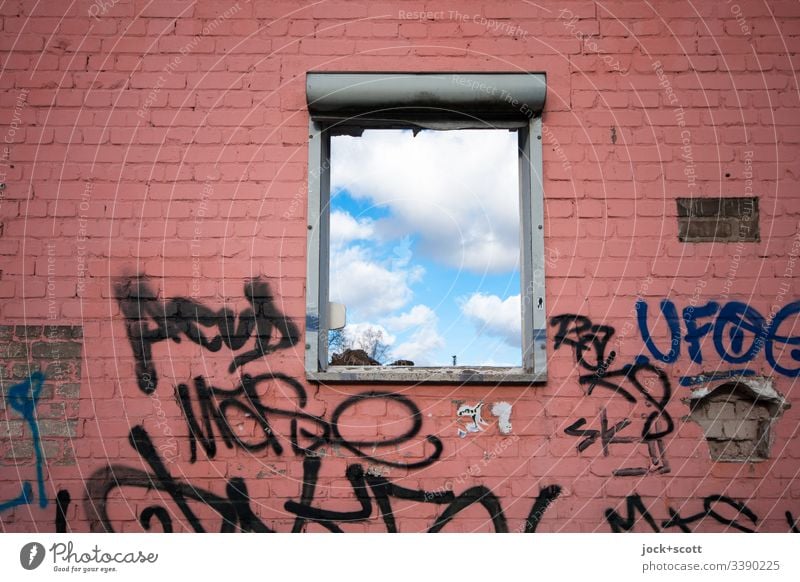 Wolken hinter dem Fenster lost places Vergänglichkeit Ruine Wandel & Veränderung kaputt Schönes Wetter Fassade Dahinter abrissreif Himmel verfallen trist